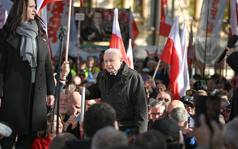 Jarosław Kaczyński podczas manifestacji przed Trybunałem Konstytucyjnym