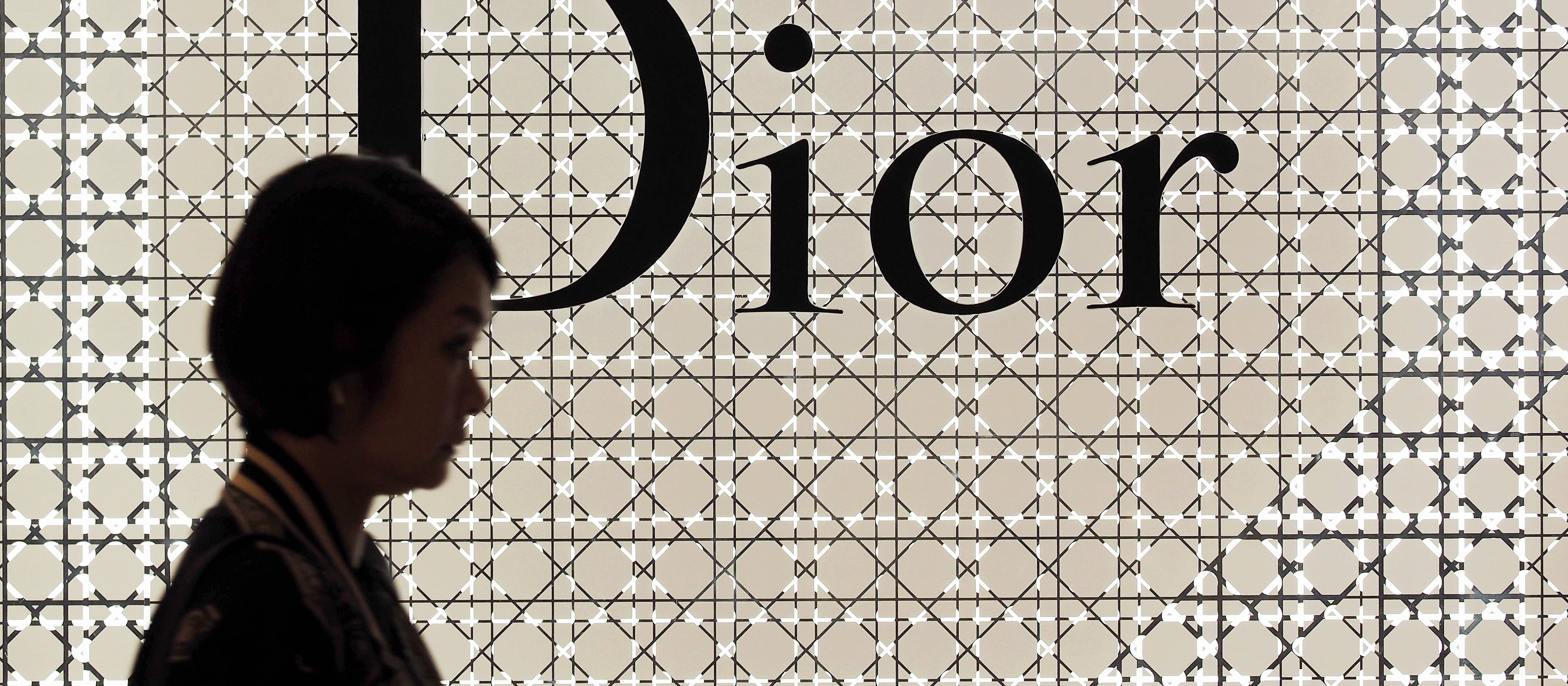 Burberry przy basenie, Dior na plaży. Jak luksusowe marki przejmują wakacyjne kurorty