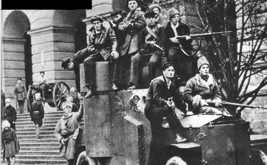 Pojazd pancerny pod Instytutem Smolnym w Piotrogrodzie (w czasie rewolucji październikowej: siedziba