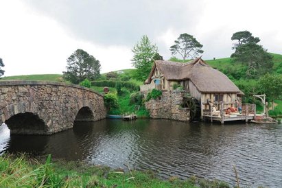 W wiosce Hobbiton znajdował się też młyn. Na trasie inscenizacji most prowadzi do gospody Pod Zielon