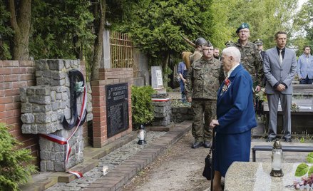 Uroczystości przy grobie Powstańców Warszawskich na cmentarzu św. Józefa w Skierniewicach 1 sierpnia
