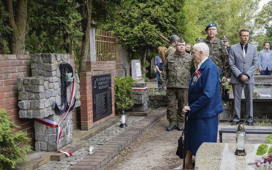 Uroczystości przy grobie Powstańców Warszawskich na cmentarzu św. Józefa w Skierniewicach 1 sierpnia