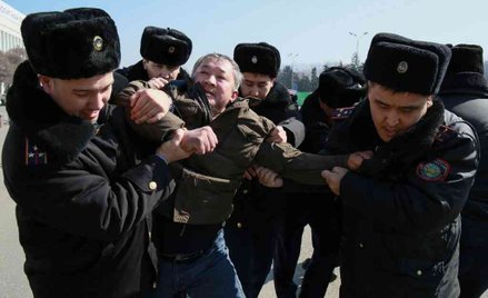 Po śmierci Agadila w areszcie grupa opozycjonistów zgromadziła się przed budynkiem MSW domagając się