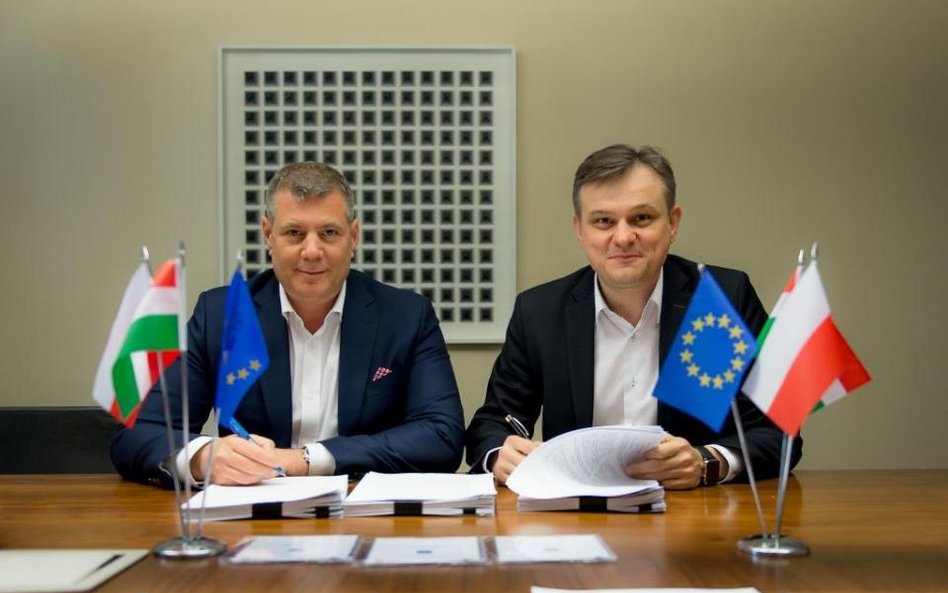Podpisanie umowy sprzedaży Metrohouse - od lewej: Guy Dymschiz i Mariusz Kania