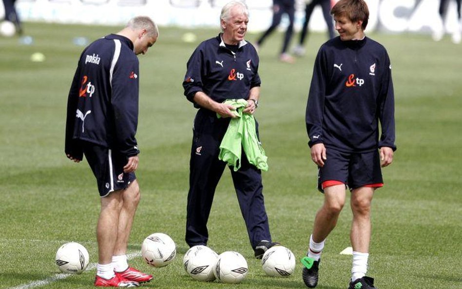 Grzegorz Rasiak (z prawej) ostatni raz zagrał w reprezentacji Leo Beenhakkera (w środku) w 2007 r.