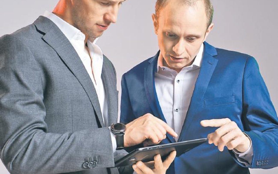 Adam Narczewski z XTB uczy inwestować Grzegorza Krychowiaka