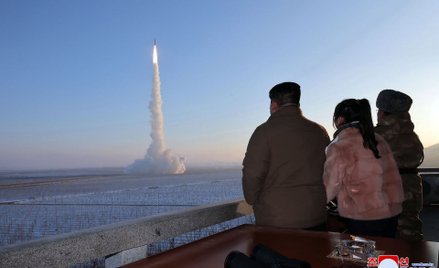 Kim Dzong Un obserwuje wraz z córką próbę rakietową
