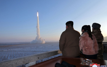 Kim Dzong Un obserwuje wraz z córką próbę rakietową
