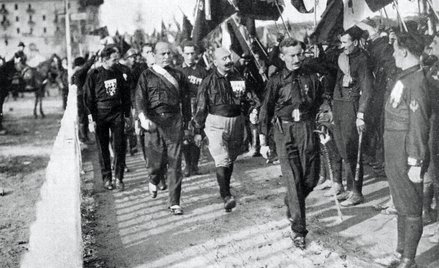 Włoscy faszyści ćwiczą pochód  na stolicę. Od lewej do prawej idą: Italo Balbo, Benito Mussolini, Ce