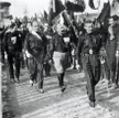 Włoscy faszyści ćwiczą pochód  na stolicę. Od lewej do prawej idą: Italo Balbo, Benito Mussolini, Ce