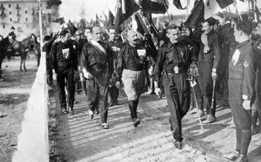Włoscy faszyści ćwiczą pochód  na stolicę. Od lewej do prawej idą: Italo Balbo, Benito Mussolini, Ce