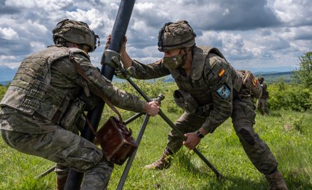 Hiszpańscy żołnierze w czasie ćwiczeń