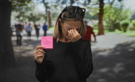 W ciągu 5 lat liczba wyszukiwań frazy „uśmiechnięta depresja” zwiększyła się o 50 proc.