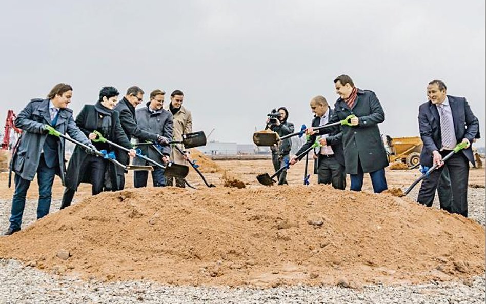 Symboliczne rozpoczęcie budowy fabryki koncernu IAC.