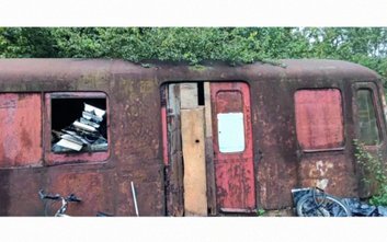 Stan wagonu-makiety jest zły. Tylko szybka interwencja może ocalić zabytek