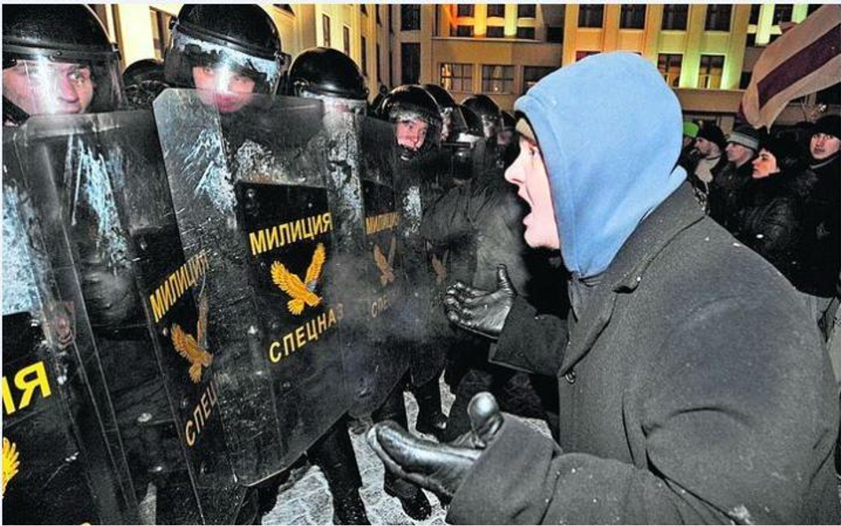 19 grudnia demonstracja opozycji na placu Niepodległości została spacyfikowana. Milicja pobiła i are