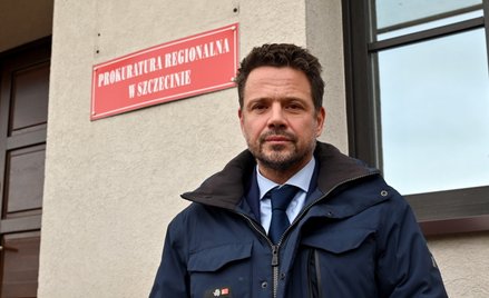 Prezydent Warszawy Rafał Trzaskowski przed siedzibą Prokuratury Regionalnej w Szczecinie