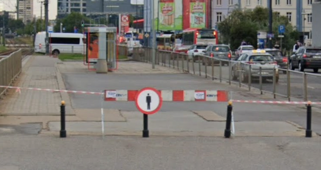 Widomym znakiem kiepskiego stanu widuktu łączącego Plac Zawiszy i ulicę Towarową jest odsunięcie prz