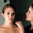 Elizabeth Olson (z lewej) jako Martha i Sarah Paulson w roli siostry tytułowej bohaterki. Film już n