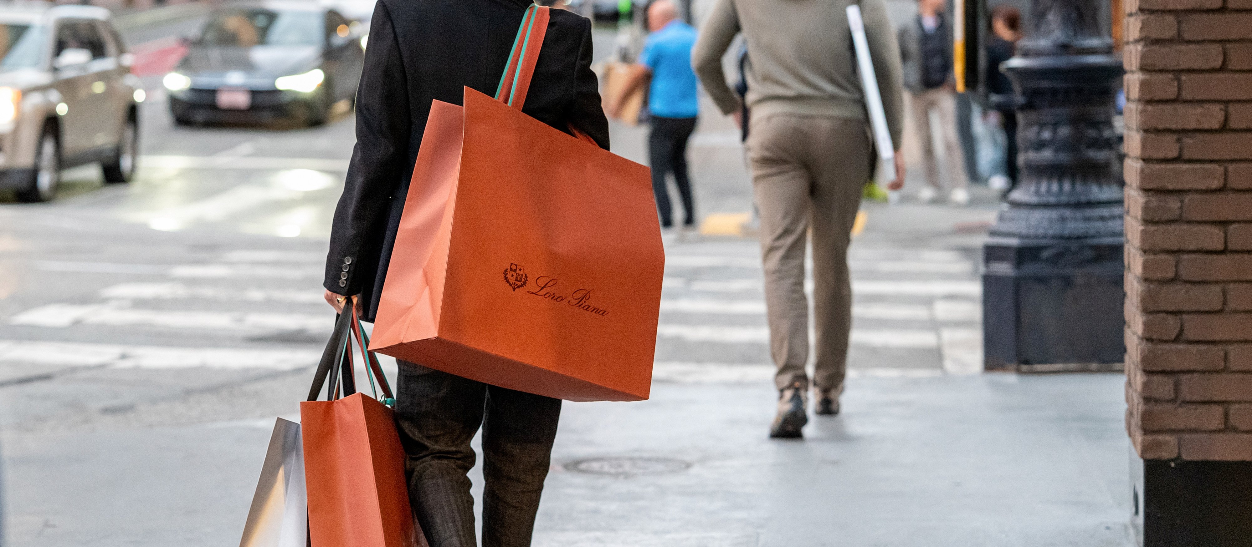 Najbogatszy Europejczyk na zakupach. Miliard euro za kontrolę nad słynną marką