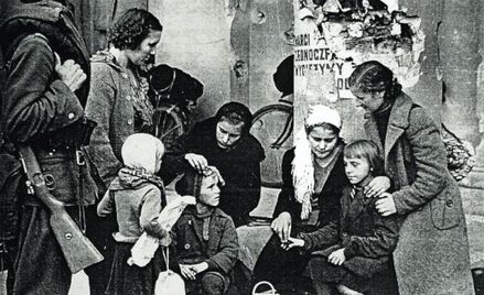 Wrzesień 1939 roku. Jedno ze słynnnych zdjęć amerykańskiego reportera Juliana Bryana z oblężonej War