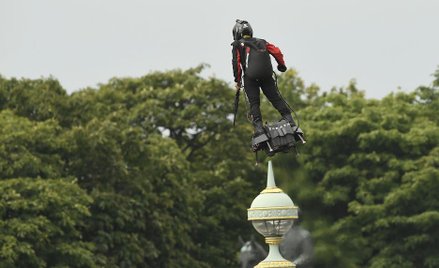 Paryż: Wynalazca wzniósł się przed Macronem na flyboardzie