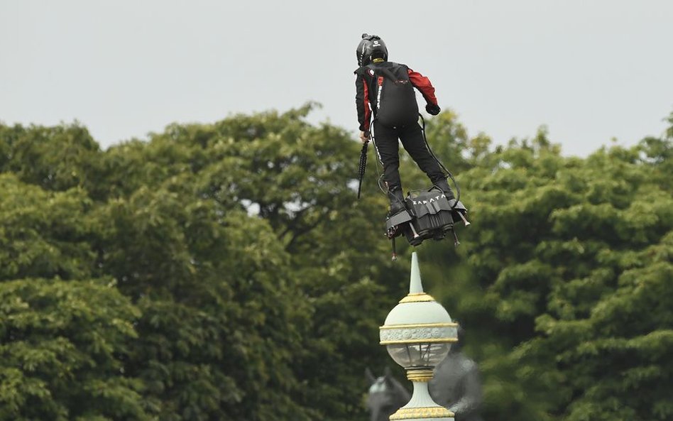 Paryż: Wynalazca wzniósł się przed Macronem na flyboardzie