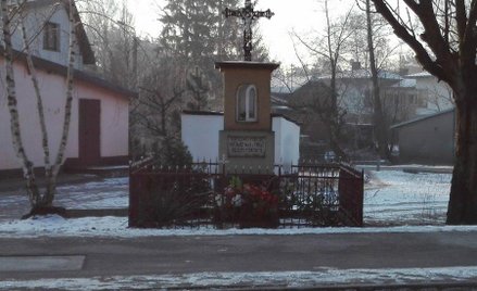 Wandal zniszczył figurkę z tej kapliczki