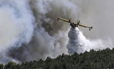 Samolot gaśniczy typu Canadair w trakcie akcji na północny-zachód od Aten, fot. z 19 lipca