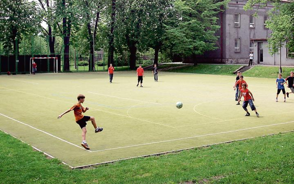 Warto sprawdzić, czy szkolna polisa NNW obejmuje pozalekcyjne zajęcia sportowe