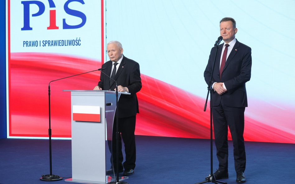 Prezes Prawa i Sprawiedliwości Jarosław Kaczyński i przewodniczący KP PiS Mariusz Błaszczak