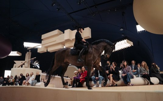 Charlotte Casiraghi na koniu podczas pokazu Chanel.
