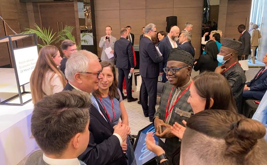 Grzegorz Piechowiak, wiceminister w MRiT (drugi od lewej) podczas rozmów kuluarowych na Polsko-Afryk