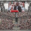 Ojciec John Bashobora, charyzmatyk z Ugandy, na Stadionie Narodowym w Warszawie