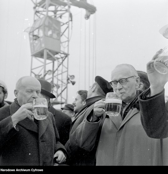 Uroczystości zawieszania „wiechy” na odbudowywanym Zamku Królewskim – z lewej: prof. Stanisław Loren