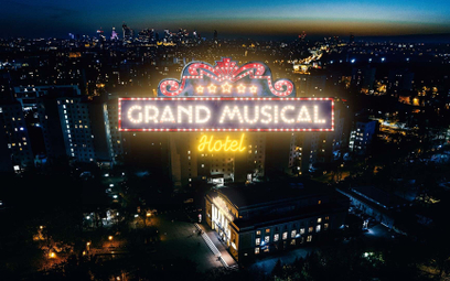 „Grand Musical Hotel” w Teatrze Rampa. Warto wziąć urlop od Polski