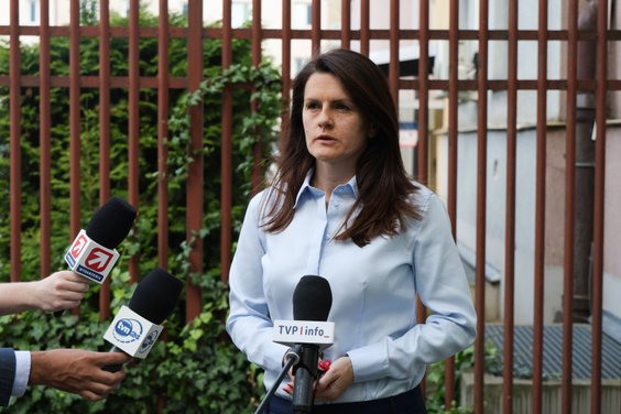 Rzecznik prasowy PO Warszawa-Praga prok. Karolina Staros podczas briefingu prasowego przed siedzibą 
