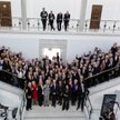 Donald Tusk i posłowie nowej koalicji na schodach w Sejmie
