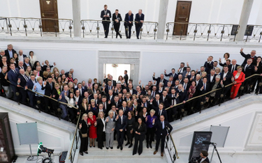Donald Tusk i posłowie nowej koalicji na schodach w Sejmie