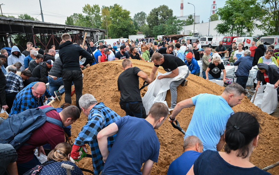 Mieszkańcy Wrocławia zaopatrują się w worki z piaskiem