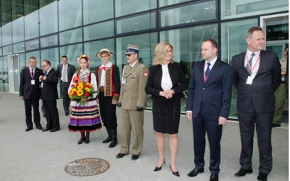 Lotnisko w Lublinie odwiedził prezydent Armenii. Na zdjęciu oczekiwanie na gościa.
