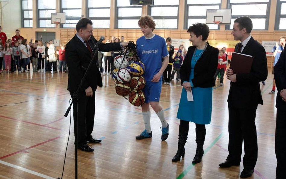 Marszałek województwa mazowieckiego Adam Struzik otwiera halę sportową.