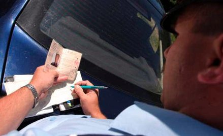 Papierowe prawo jazdy nie oznacza egzaminu
