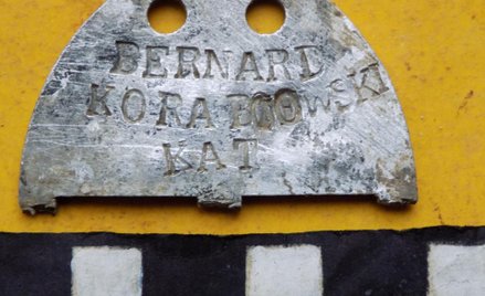 Nieśmiertelnik mjr Bernarda Korabiewskiego znaleziony w Dobrostanach