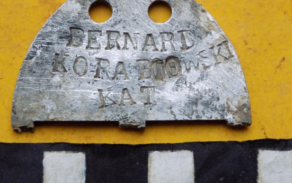 Nieśmiertelnik mjr Bernarda Korabiewskiego znaleziony w Dobrostanach