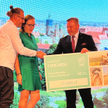 Główną nagrodę prezes Polskiej Organizacji Turystycznej Rafał Szmytkle wręczył Karolinie i Filipowi 