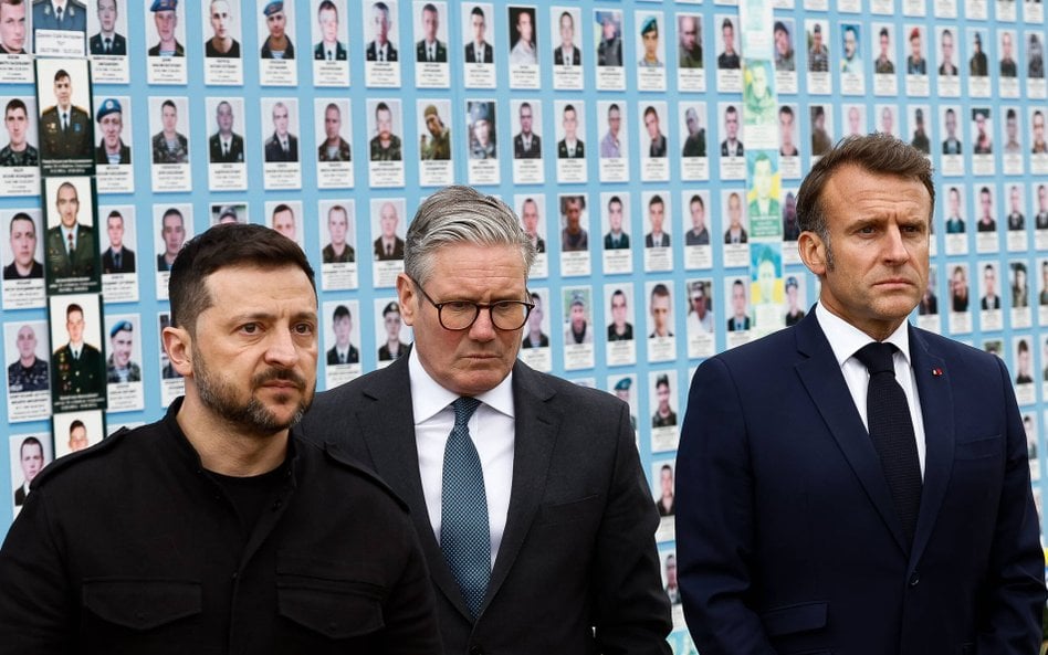 Zełenski, Starmer i Macron przed murem pamiięci poległych ukraińskich żołnierzy w Kijowie, maj 2025