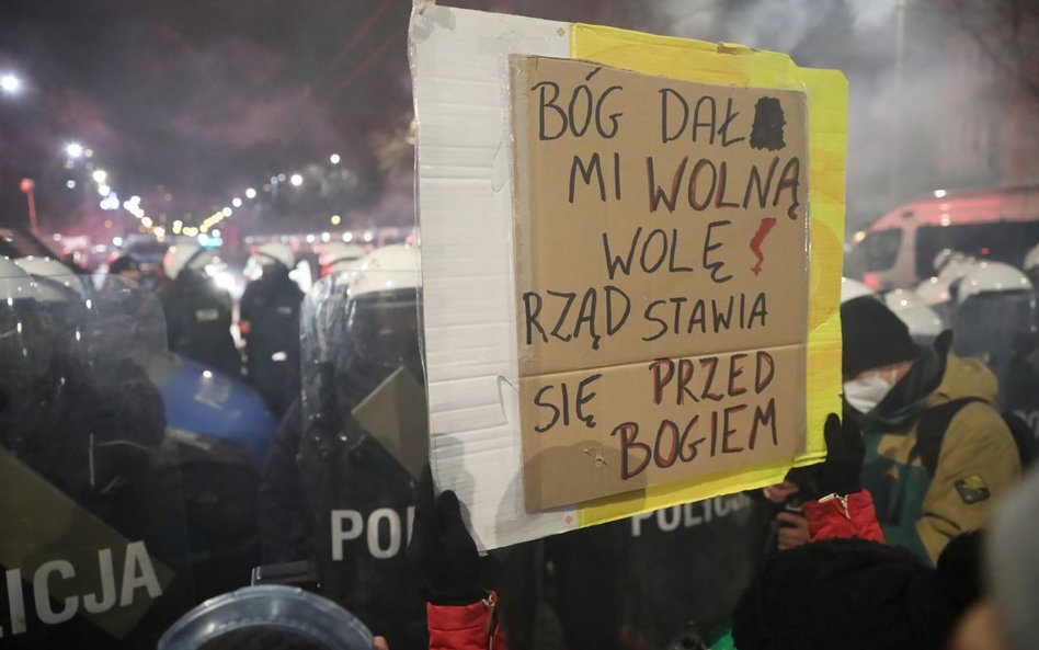 Protesty przeciwko zaostrzeniu przepisów aborcyjnych po opublikowaniu przez TK uzasadnienia wyroku z