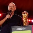Prezydent FIFA Gianni Infantino i trofeum zwycięzcy Mistrzostw Świata FIFA 2026