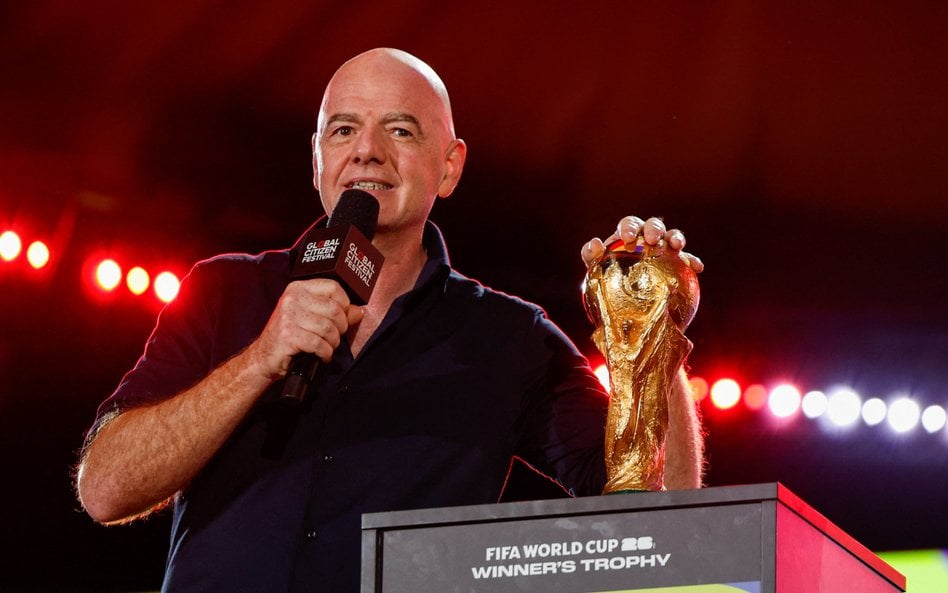 Prezydent FIFA Gianni Infantino i trofeum zwycięzcy Mistrzostw Świata FIFA 2026